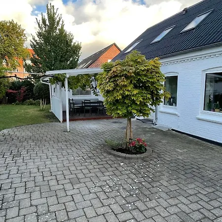 Family House In Center 度假居